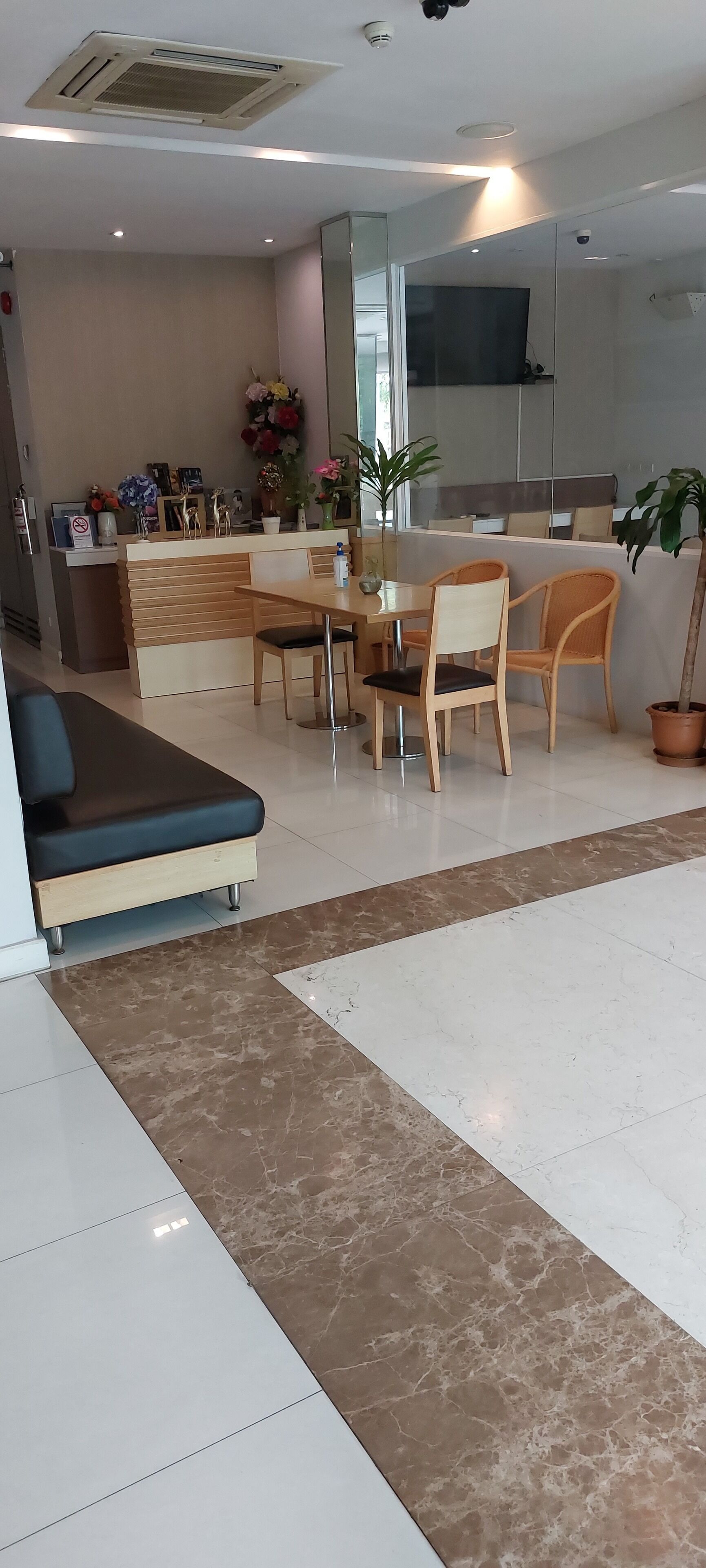 32-inch lcd tv with satellite channels, tv