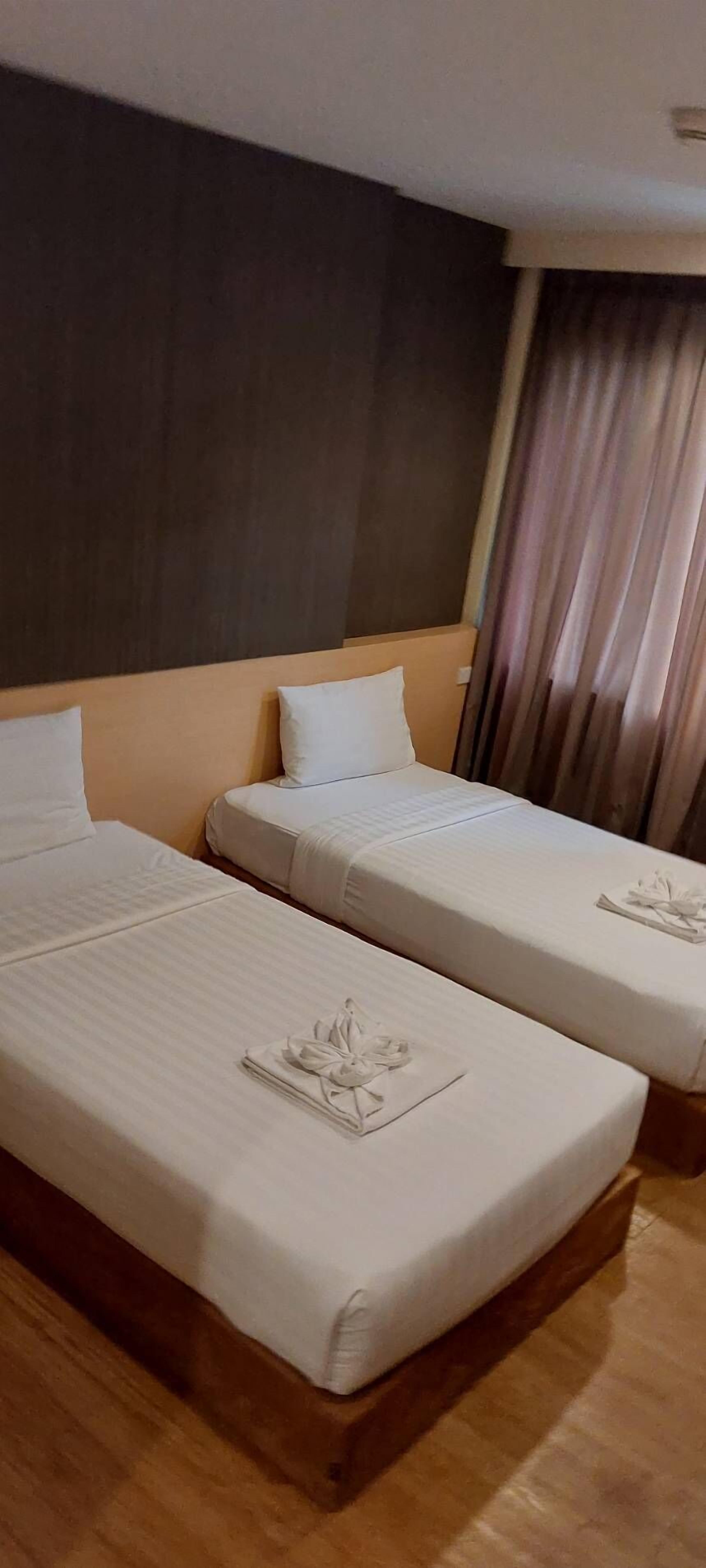 superior twin room, city view | in-room safe, desk, free wifi, bed sheets