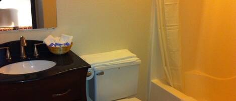 Un baño con lavamanos, inodoro y bañera.