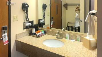 Geluiddichte muren, een strijkplank/strijkijzer, gratis wifi, beddengoed