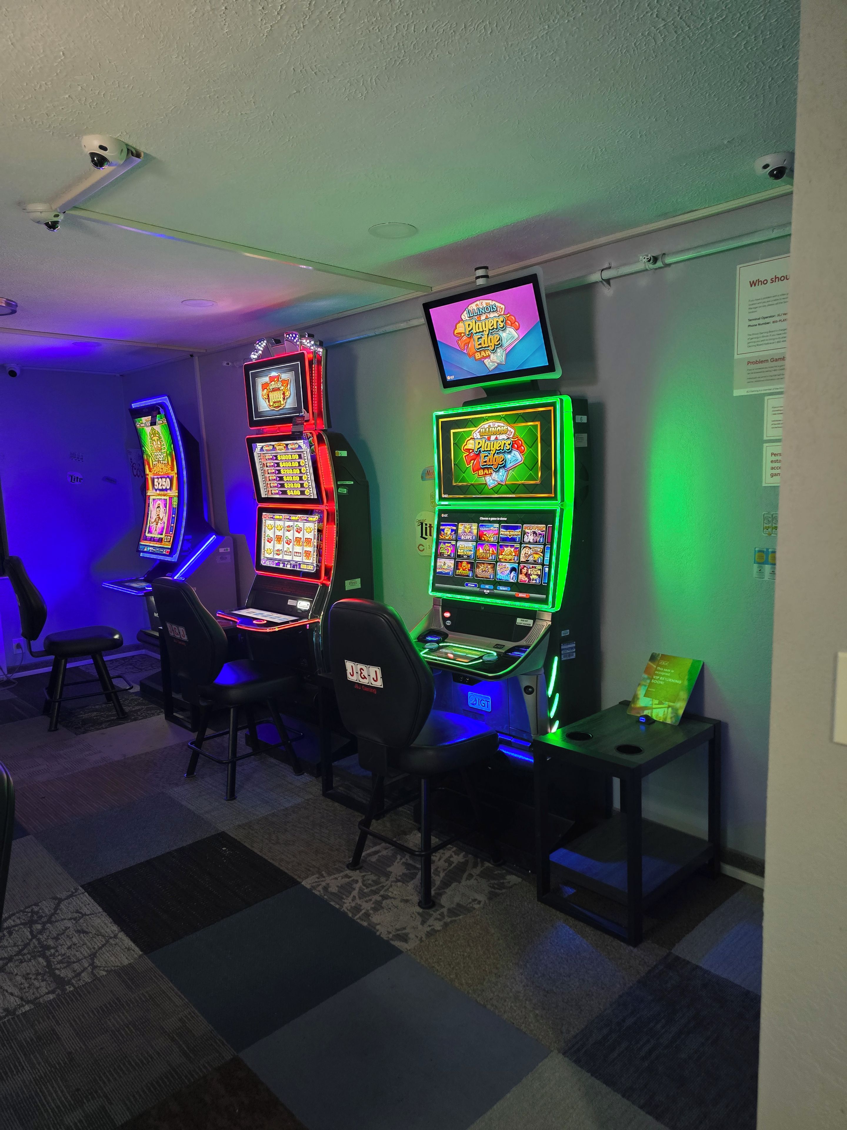 Une salle remplie de machines à sous et de fauteuils de jeu.