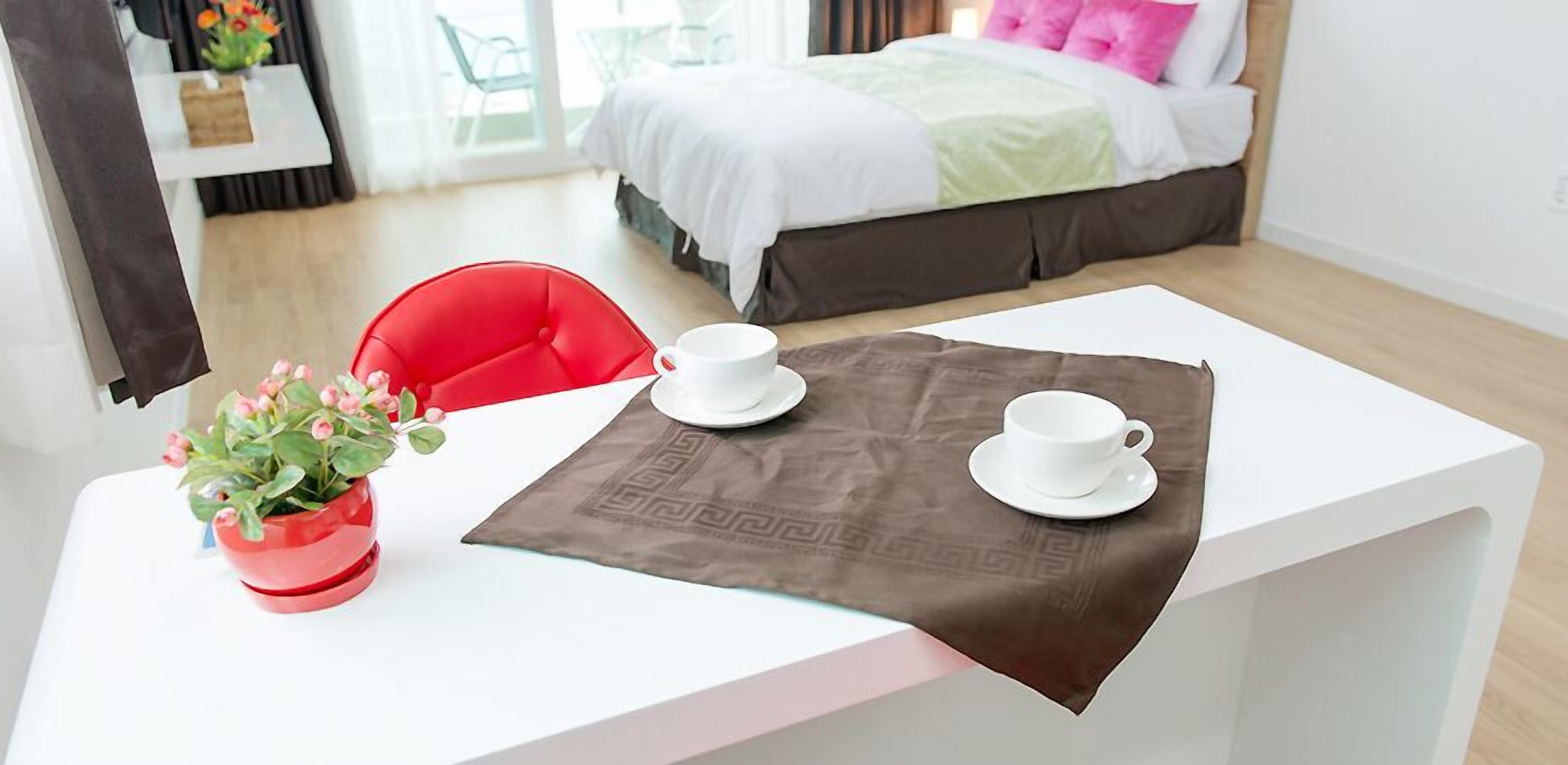 deluxe double room | in-room dining