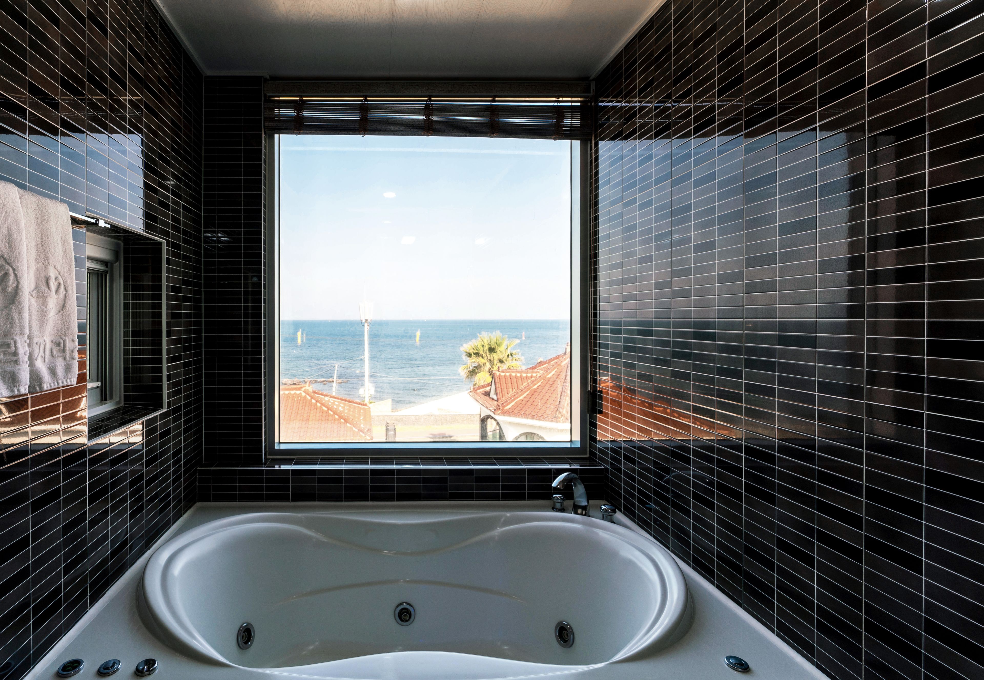 deluxe double room | deep-soaking bathtub