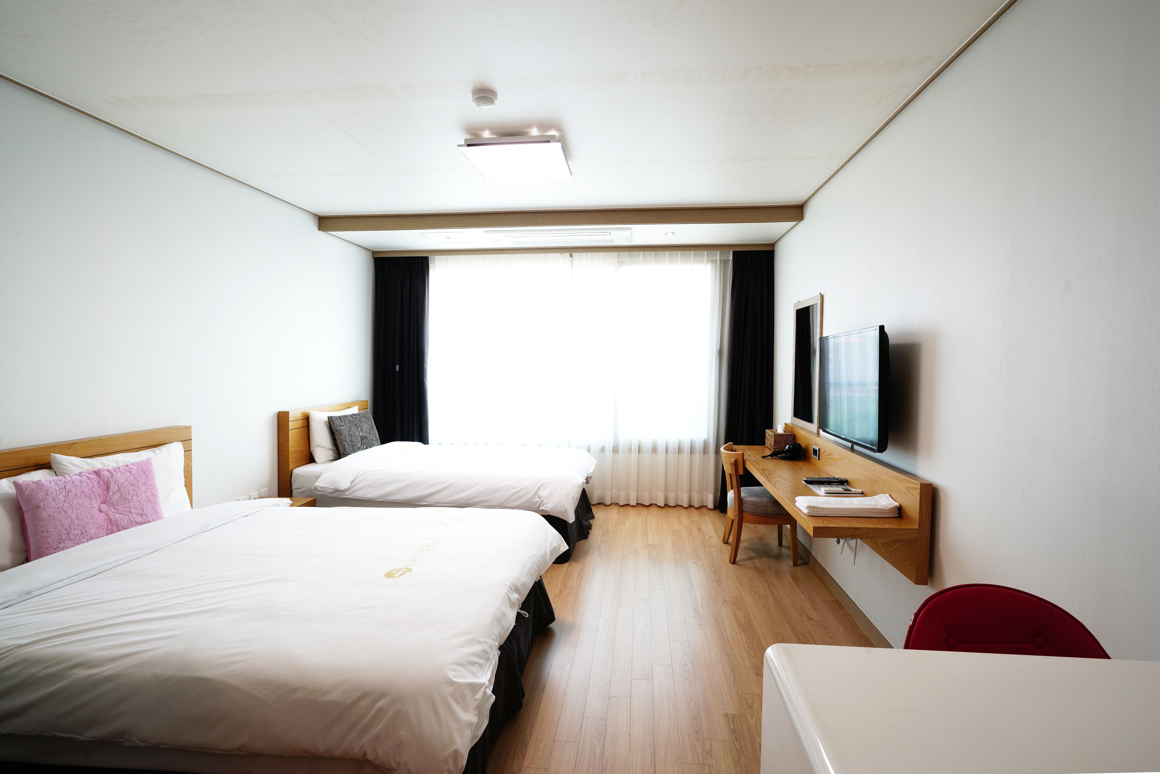 standard twin room | desk, blackout curtains, soundproofing, iron/ironing board