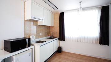 Habitació doble Deluxe | Cuina bàsica privada | Frigorífic, microones i utensilis de cuina, vaixella i coberteria