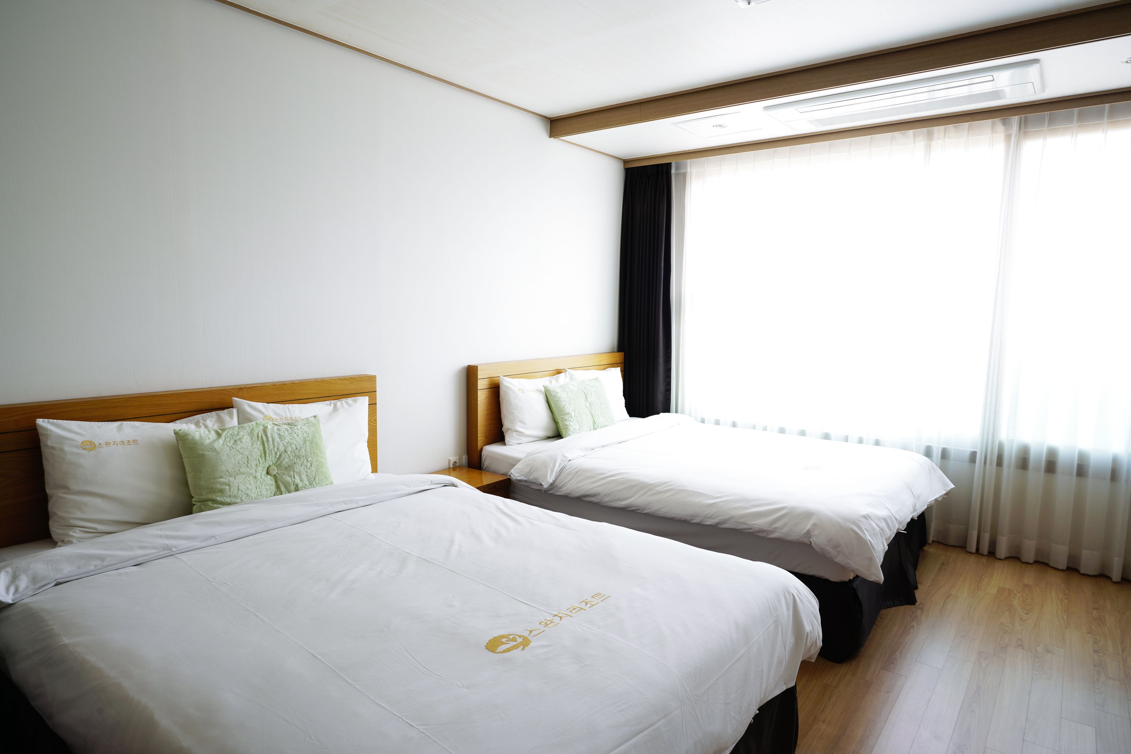 standard twin room | desk, blackout curtains, soundproofing, iron/ironing board