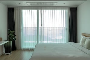 Deluxe Double Room | Desk, blackout curtains, soundproofing, iron/ironing board - Swansea (Jeju City)