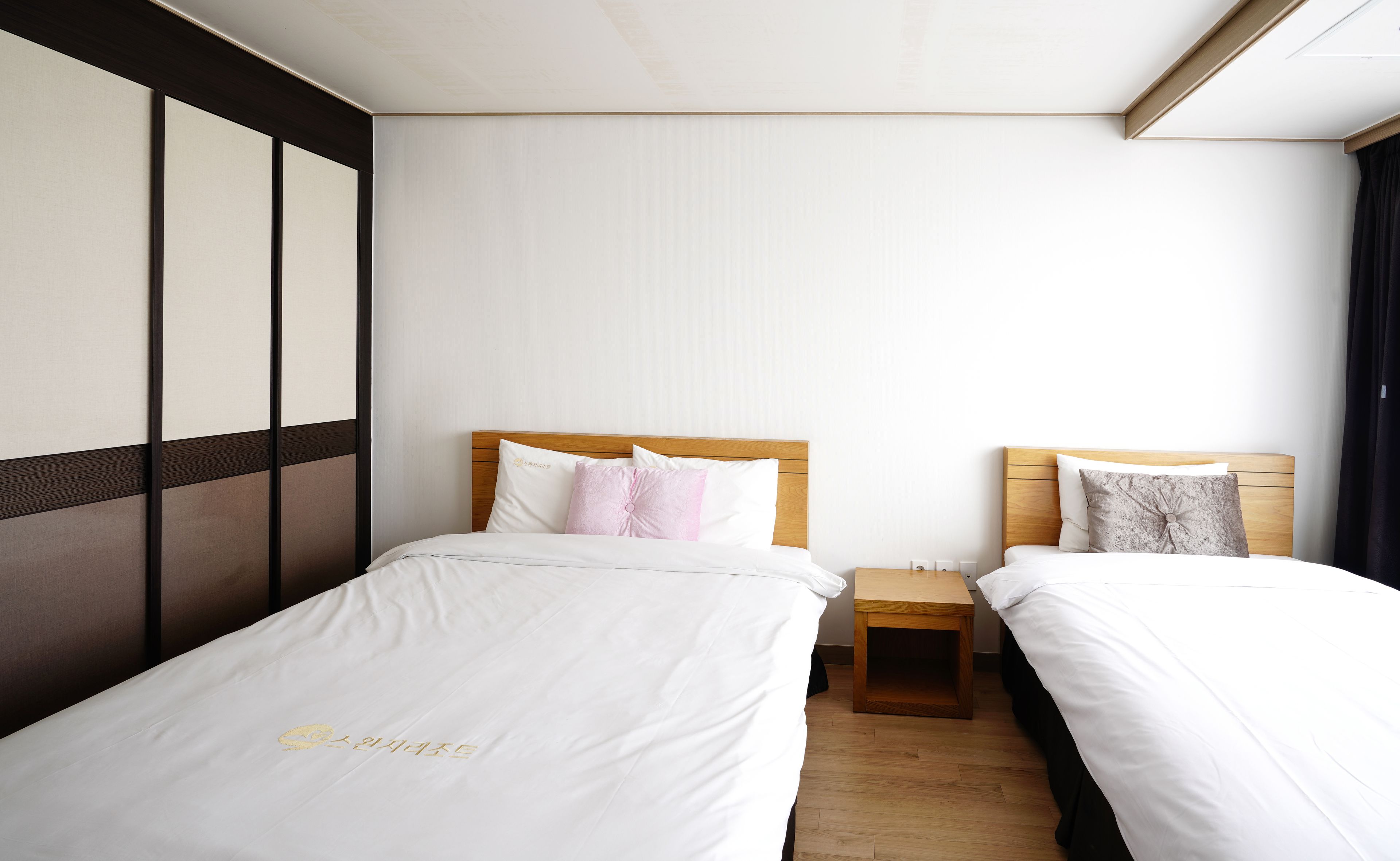 standard twin room | desk, blackout curtains, soundproofing, iron/ironing board