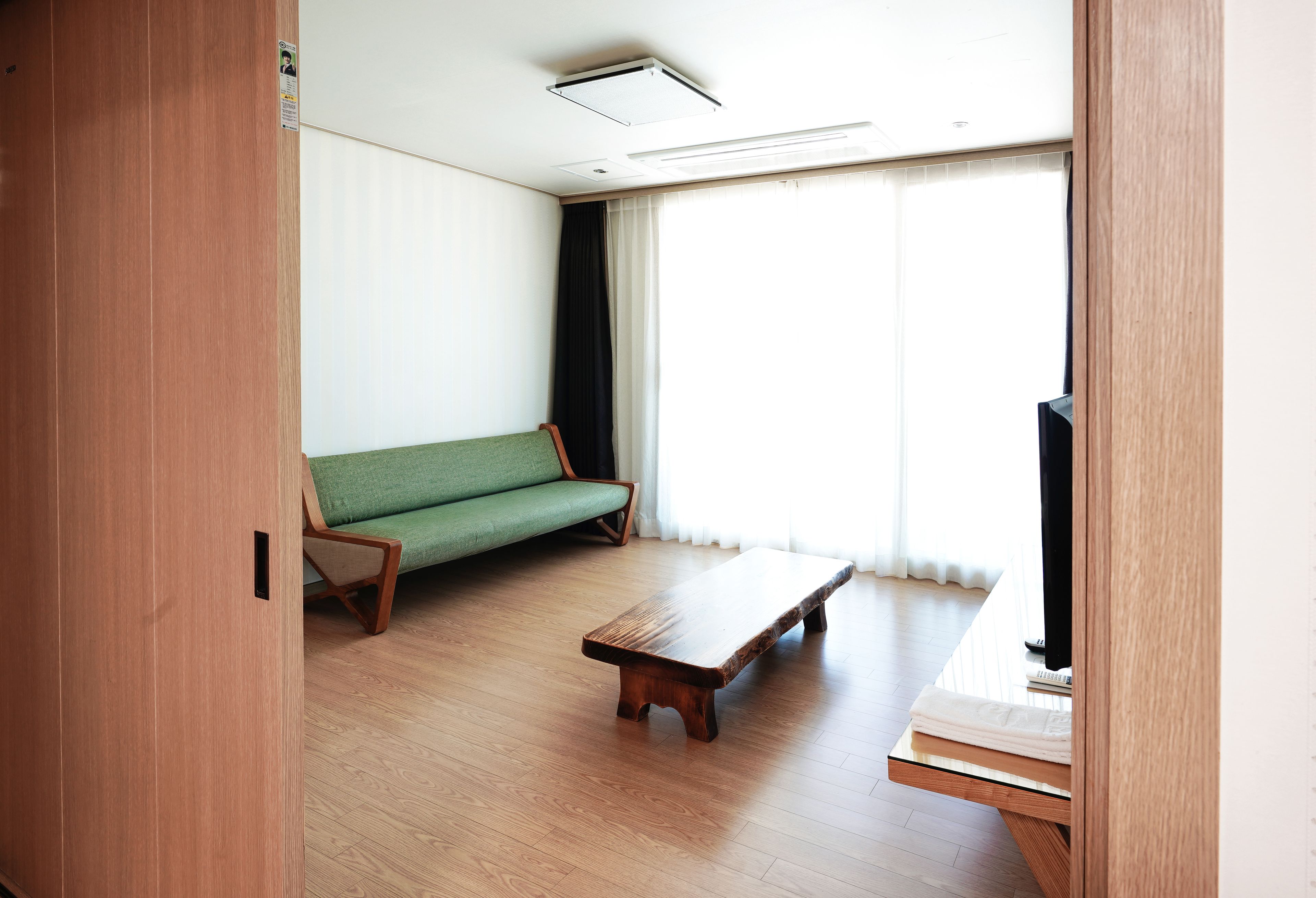 suite | living area | 40-inch flat-screen tv with premium tv channels, tv, pay films