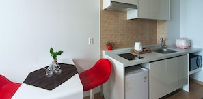 Standard Double Room | Private kitchenette | Fridge, microwave, cookware/dishes/utensils - Swansea (Jeju City)