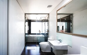Deluxe tweepersoonskamer | Badkamer | Gratis toiletartikelen, een haardroger, handdoeken