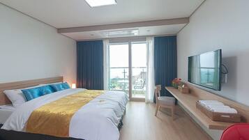 Deluxe Double Room | Desk, blackout drapes, soundproofing, iron/ironing board