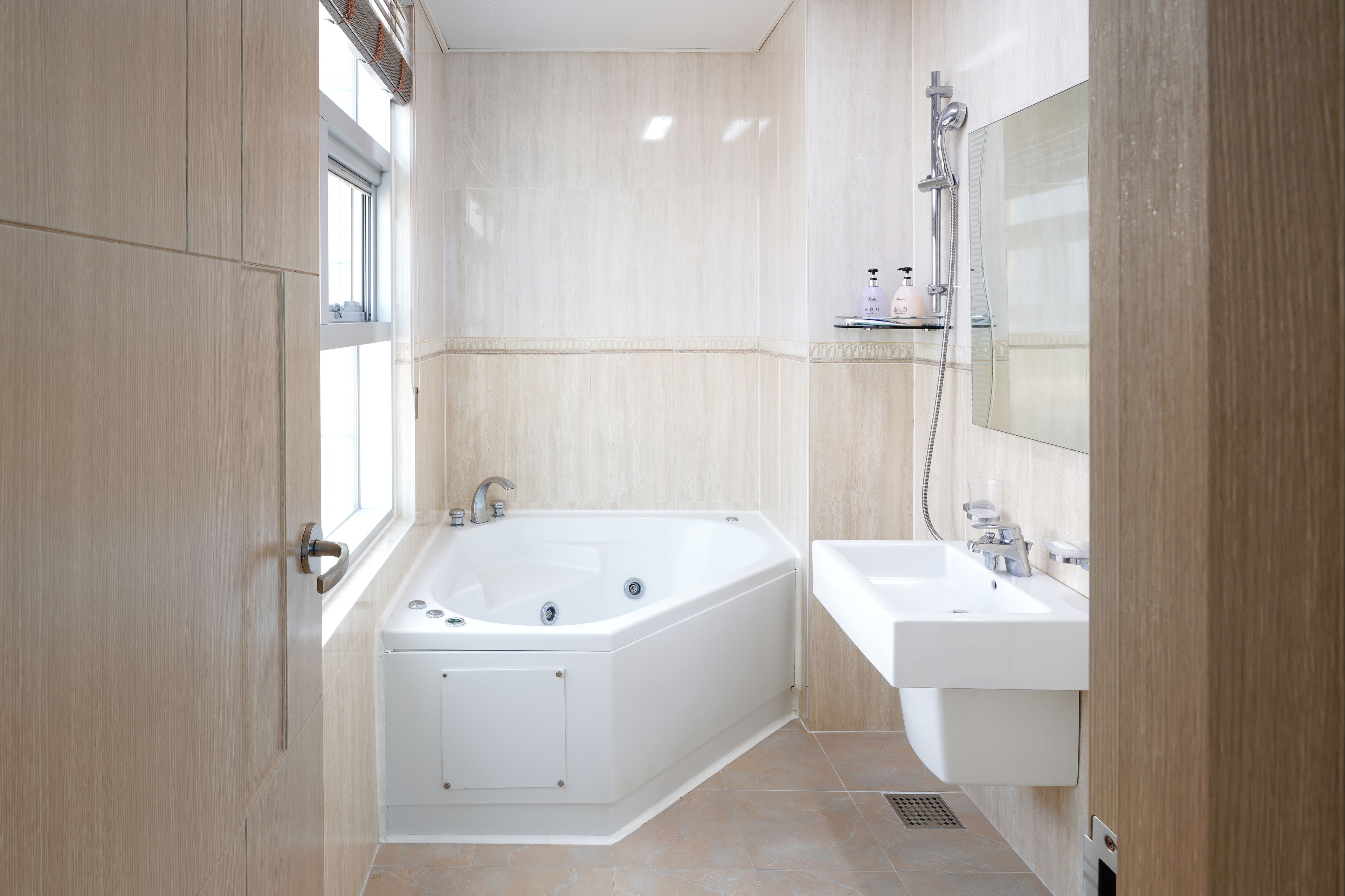 suite | bathroom | free toiletries, hair dryer, towels