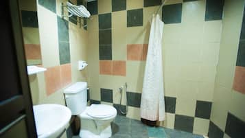 Un bany amb vàter, bidet i plat de dutxa.