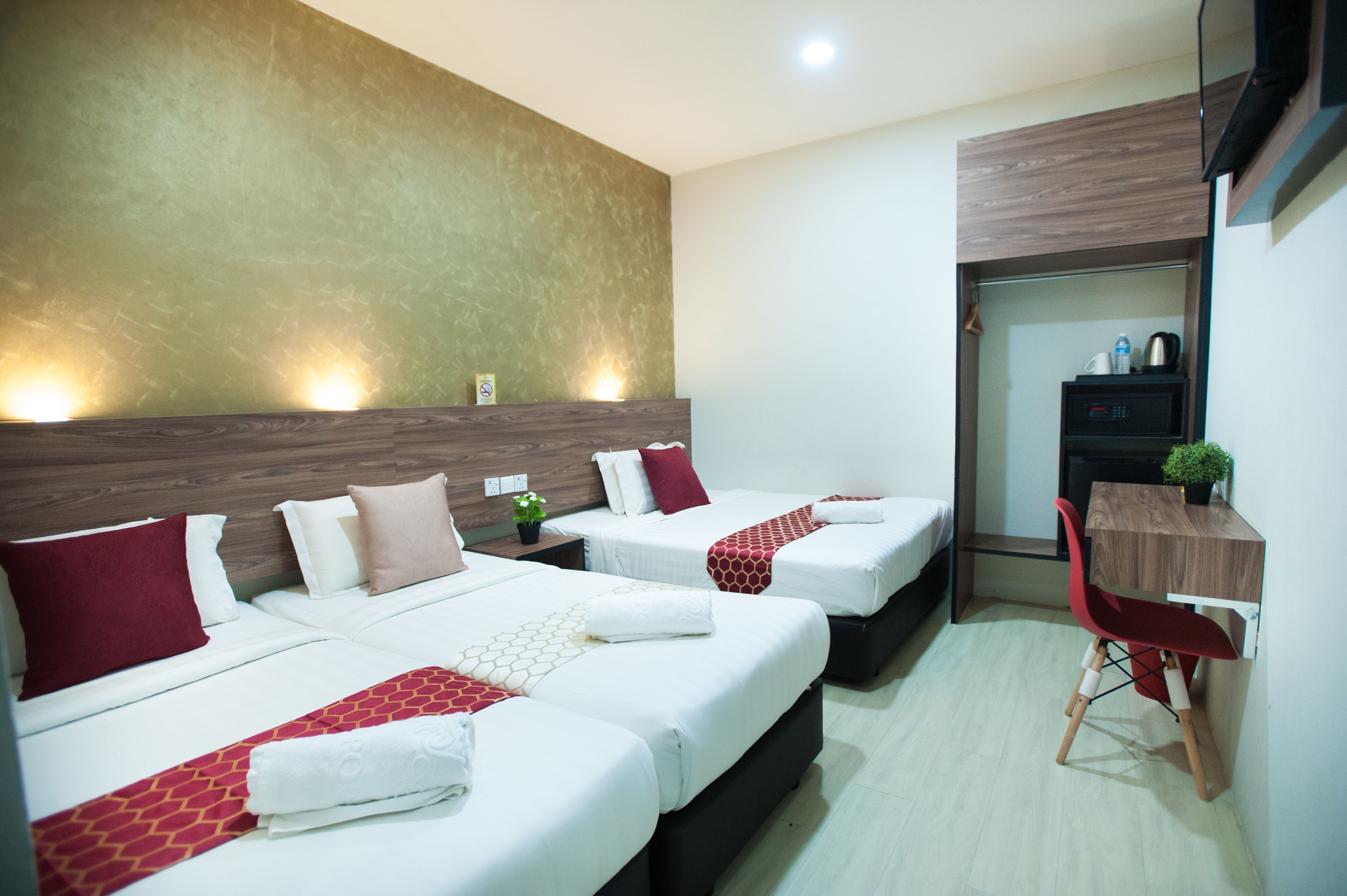 1 bedroom, in-room safe, desk, blackout curtains