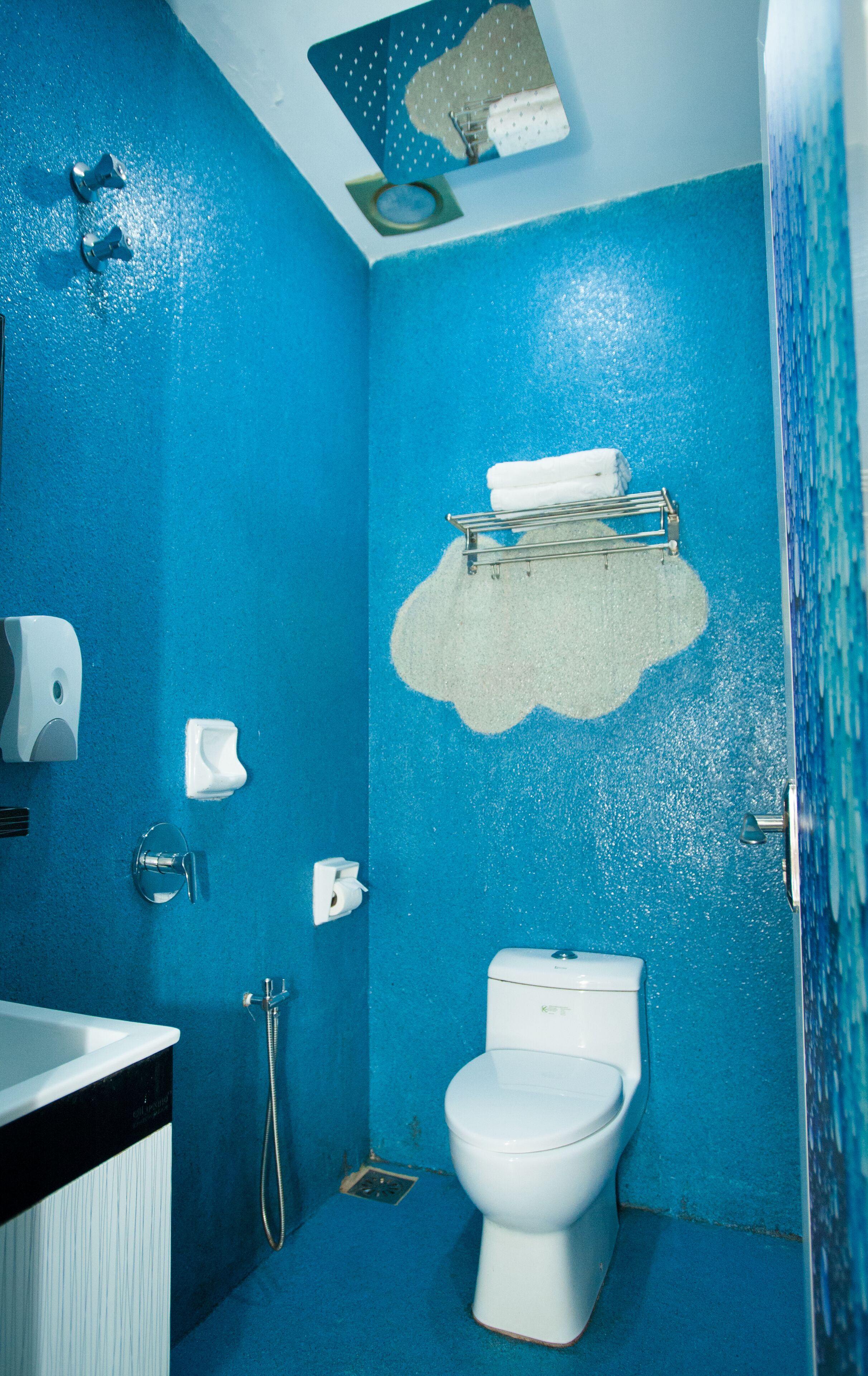 shower, rainfall showerhead, free toiletries, bidet