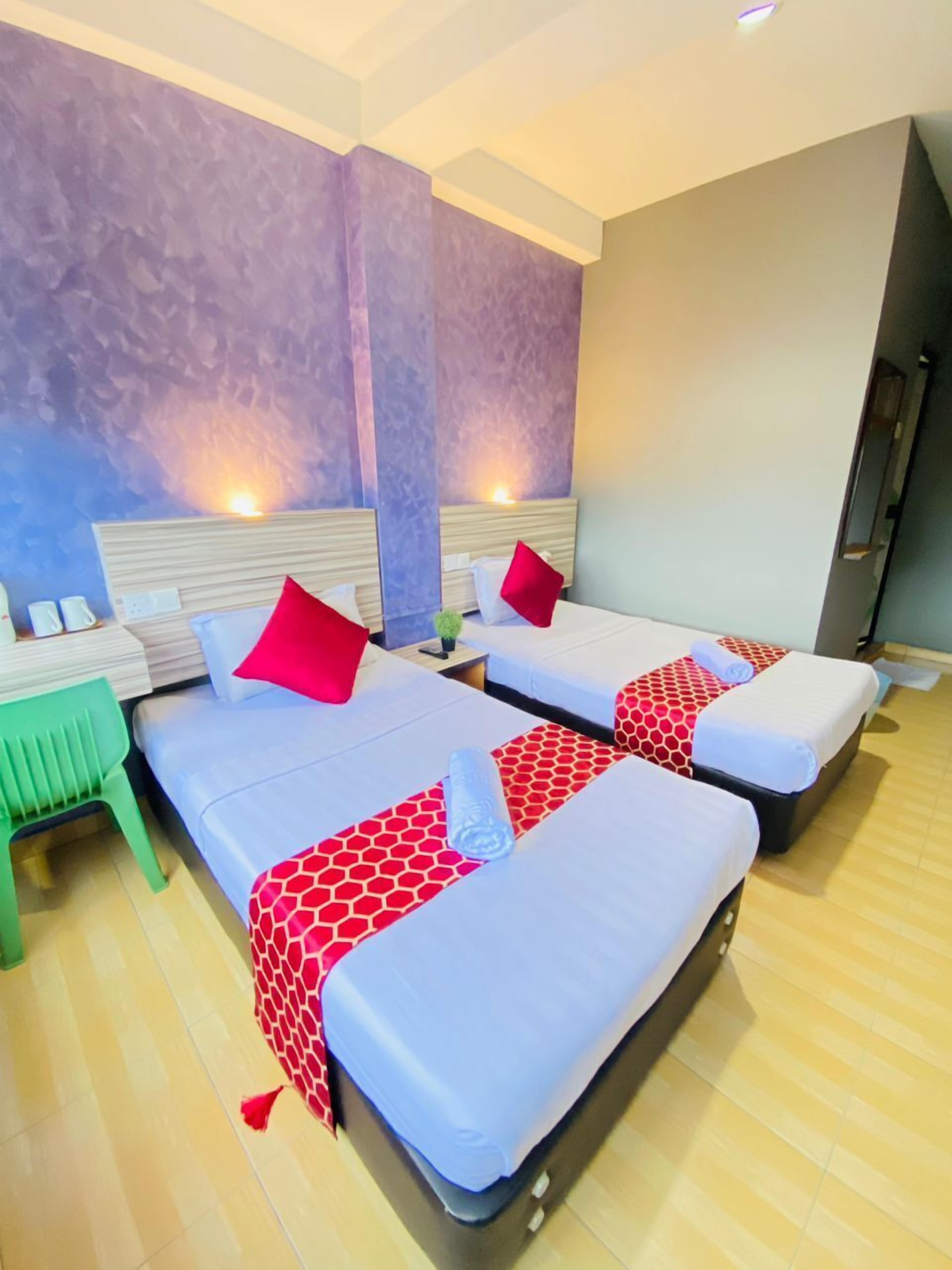 Quarto casal básico | Cofres nos quartos, escrivaninha, cortinas blackout