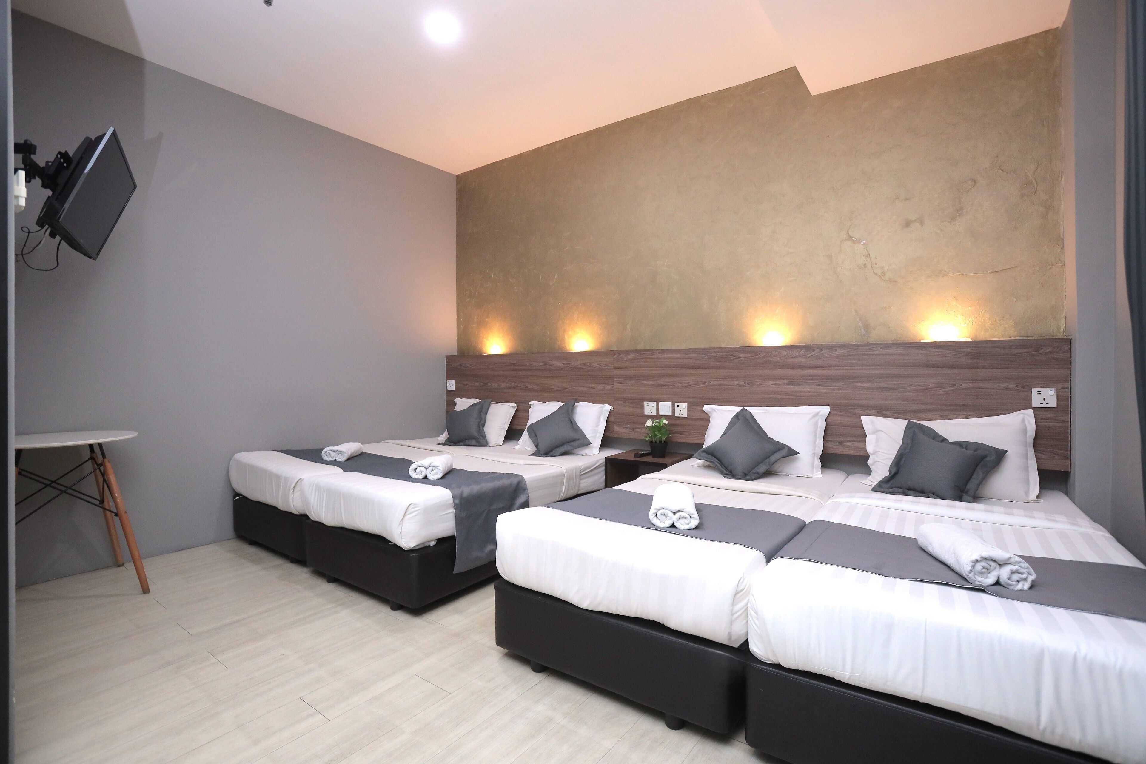 Quarto família | Cofres nos quartos, escrivaninha, cortinas blackout