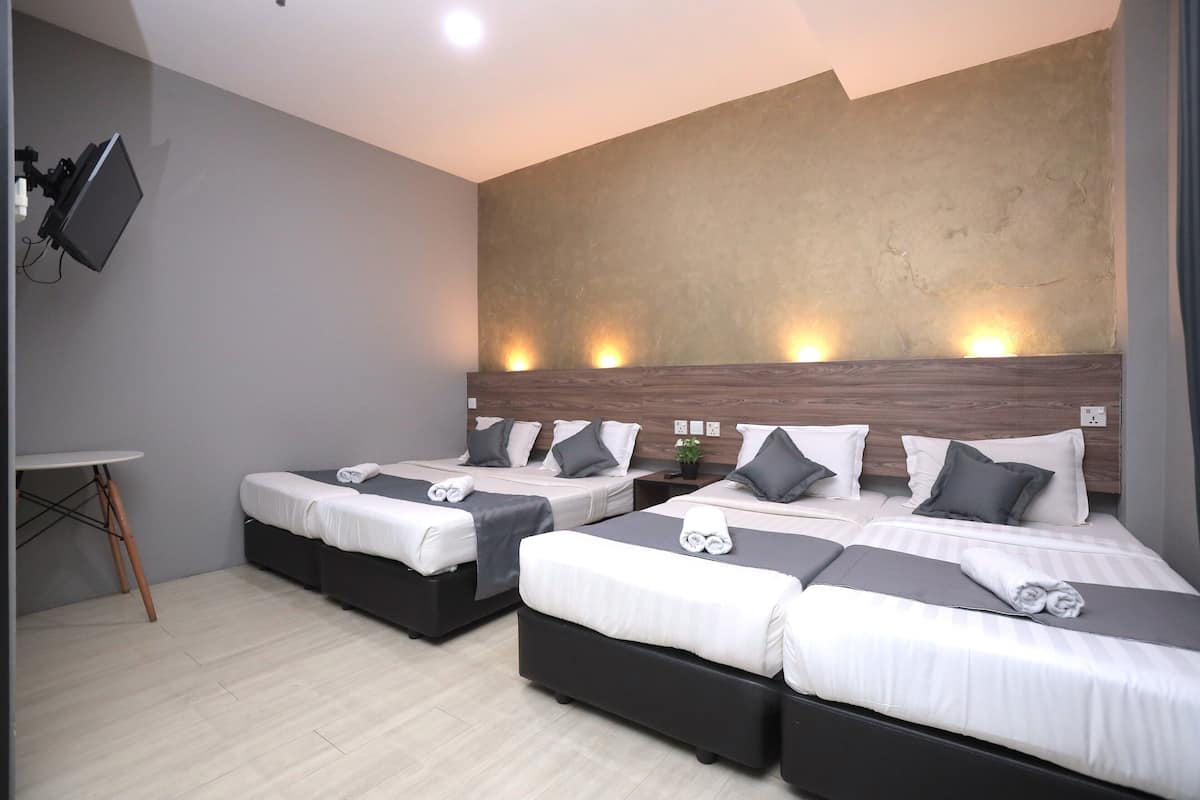 Quarto família | Cofres nos quartos, escrivaninha, cortinas blackout