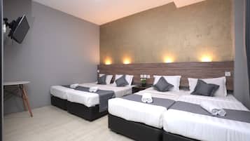 Kamar Keluarga | Brankas, meja kerja, tirai kedap cahaya, dan setrika/meja setrika