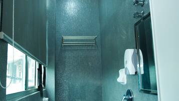 Shower, rainfall showerhead, free toiletries, bidet