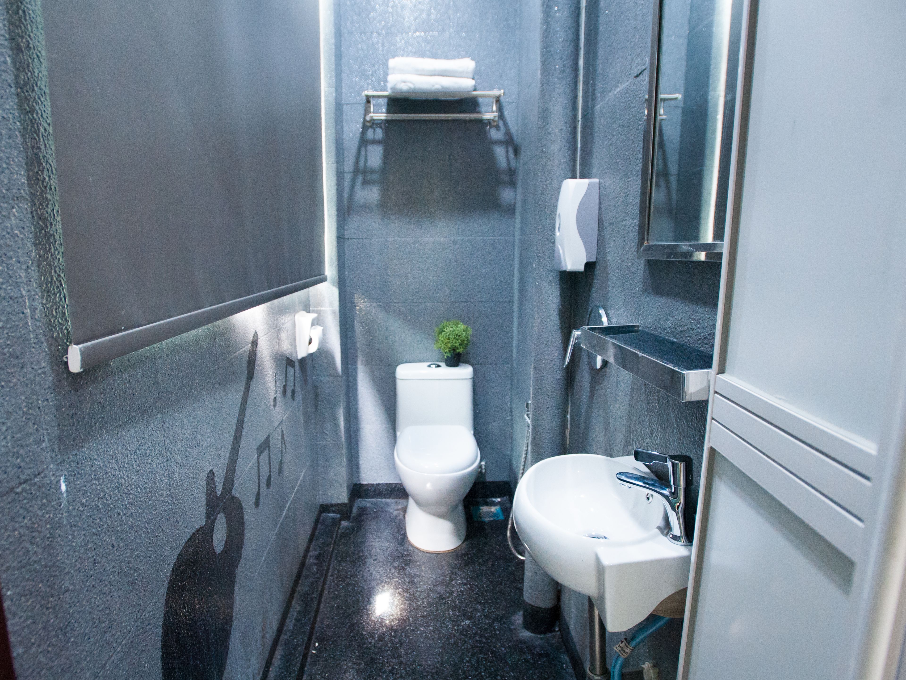 shower, rainfall showerhead, free toiletries, bidet