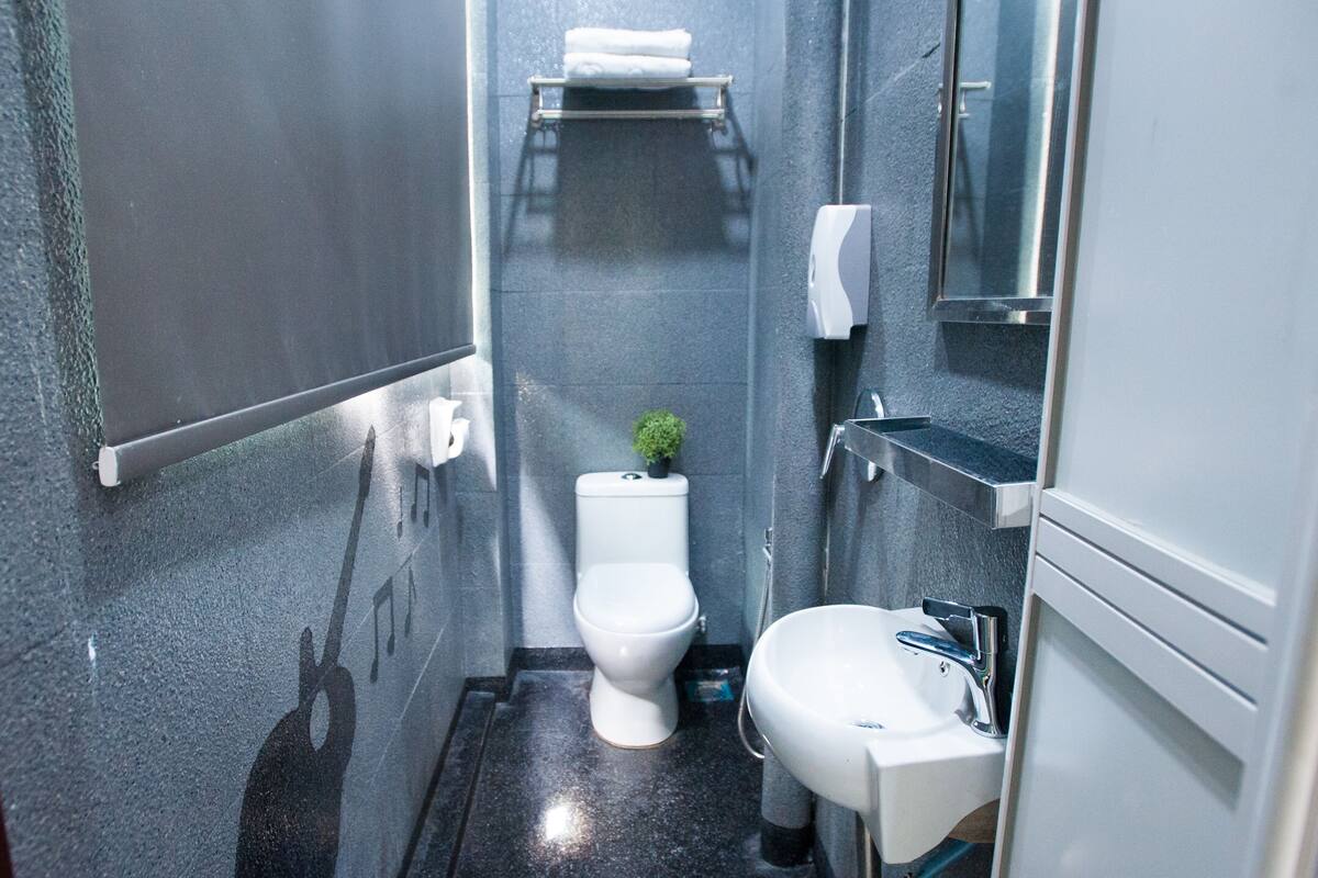 shower, rainfall showerhead, free toiletries, bidet