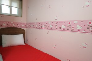 Skrivebord, blendingsgardiner og wi-fi (inkludert)