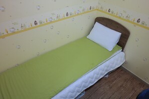 Escritorio, cortinas opacas, wifi gratis