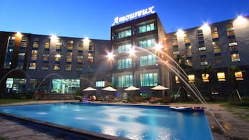 2 piscinas al aire libre, camas de piscina con cargo