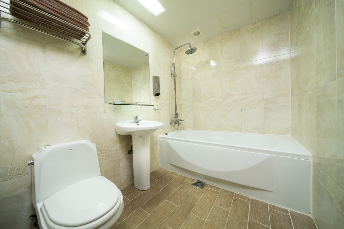 basic double room | bathroom shower