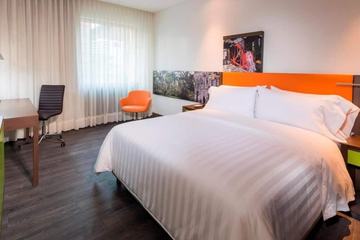 Hochwertige Bettwaren, Zimmersafe, Schreibtisch, schallisolierte Zimmer