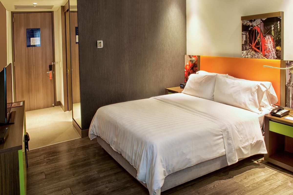 room, 1 queen bed, accessible | premium bedding, in-room safe, desk, soundproofing