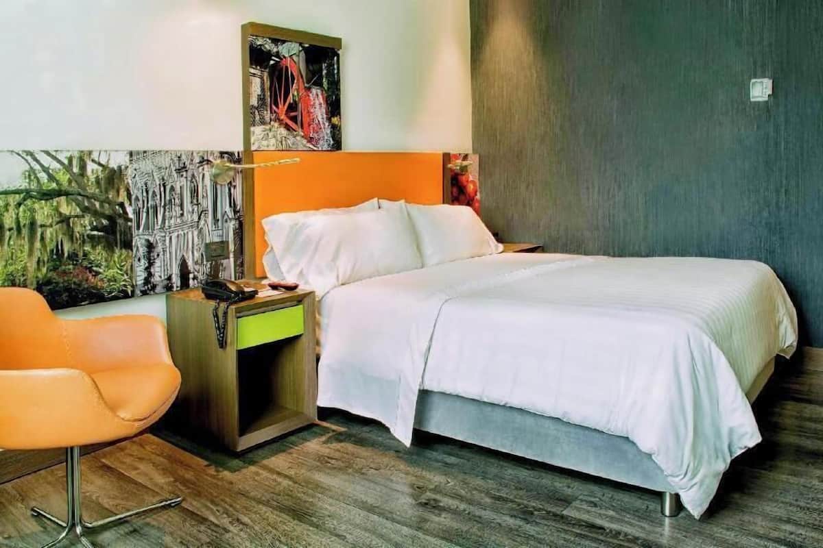 Hochwertige Bettwaren, Zimmersafe, Schreibtisch, schallisolierte Zimmer