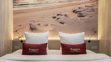 Habitación Deluxe, varias camas | Caja de seguridad en la habitación, escritorio y insonorización