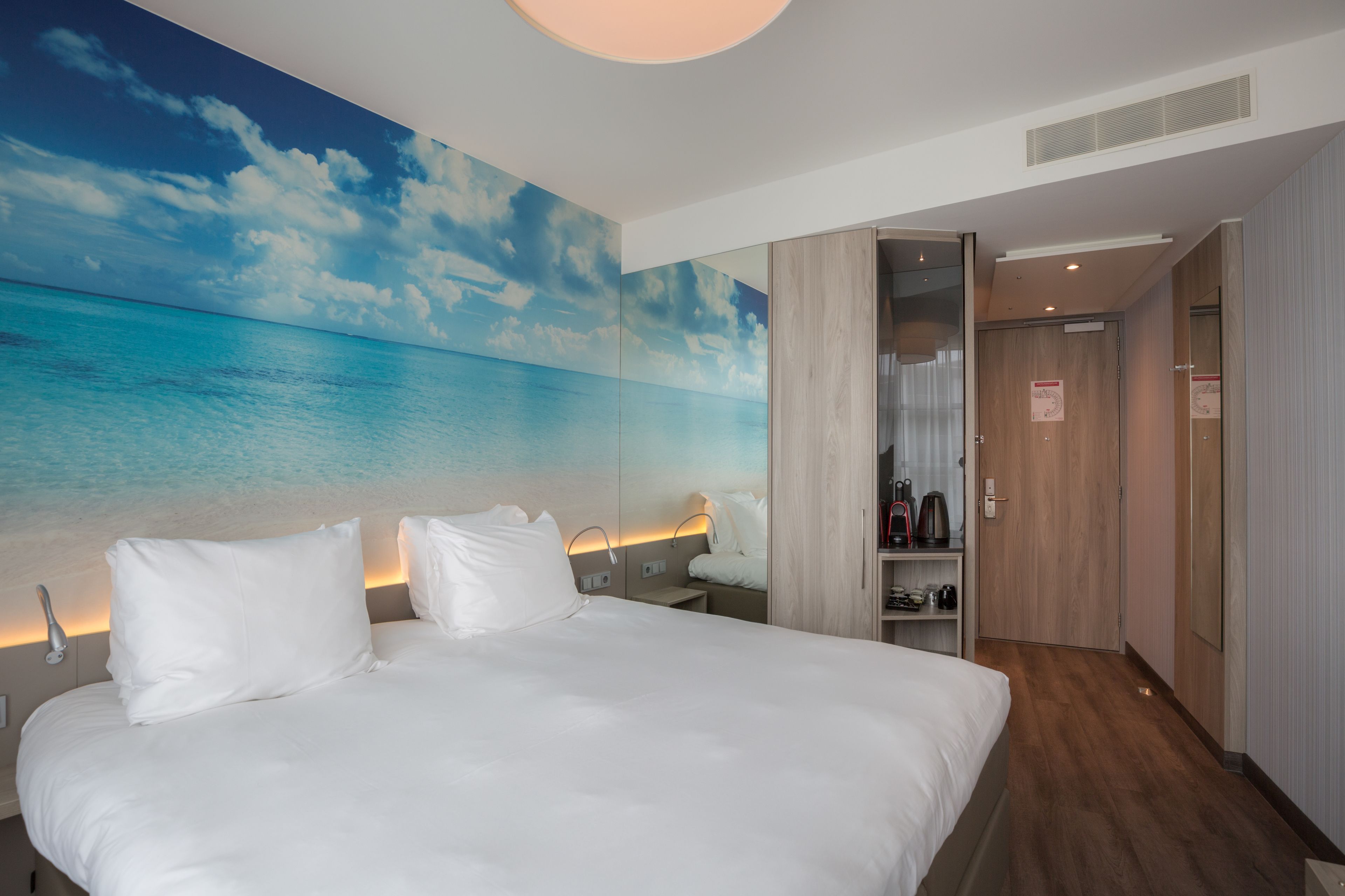 in-room safe, desk, soundproofing, free wifi