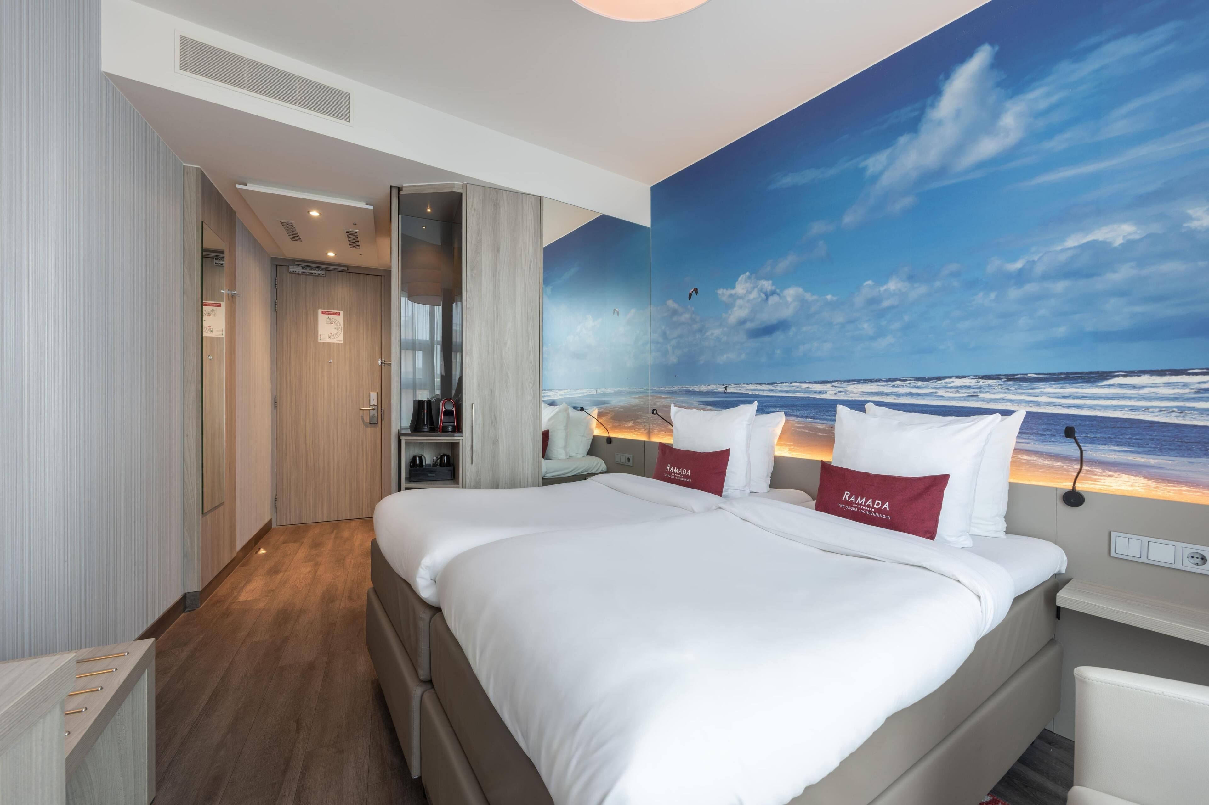 Kamer, 2 eenpersoonsbedden | Een kluis op de kamer, een bureau, geluiddichte muren, gratis wifi