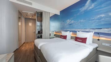 Kamer, 2 eenpersoonsbedden | Een kluis op de kamer, een bureau, geluiddichte muren, gratis wifi