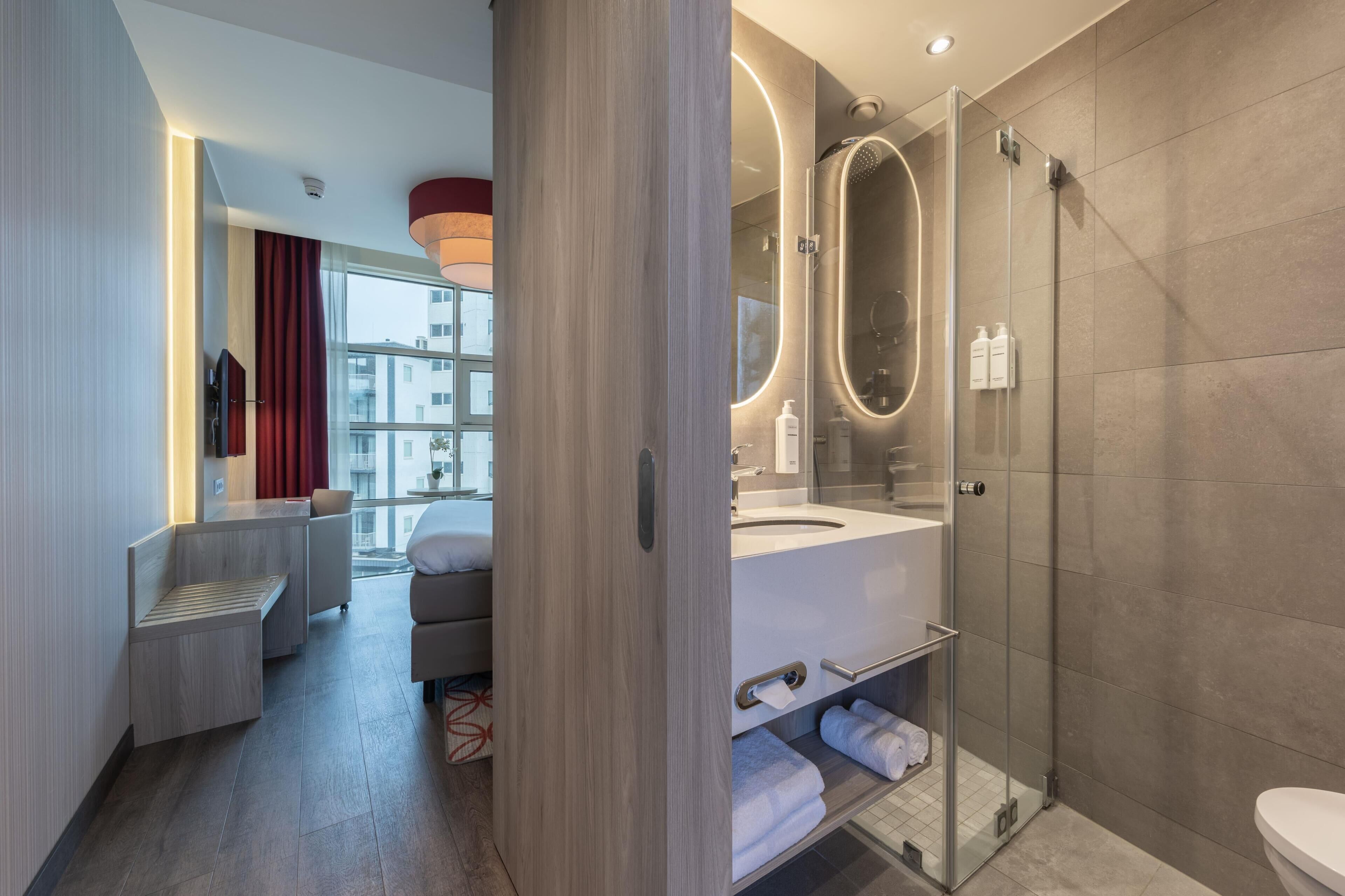 Room, 1 King Bed (Shower) | In-room safe, desk, soundproofing, free WiFi