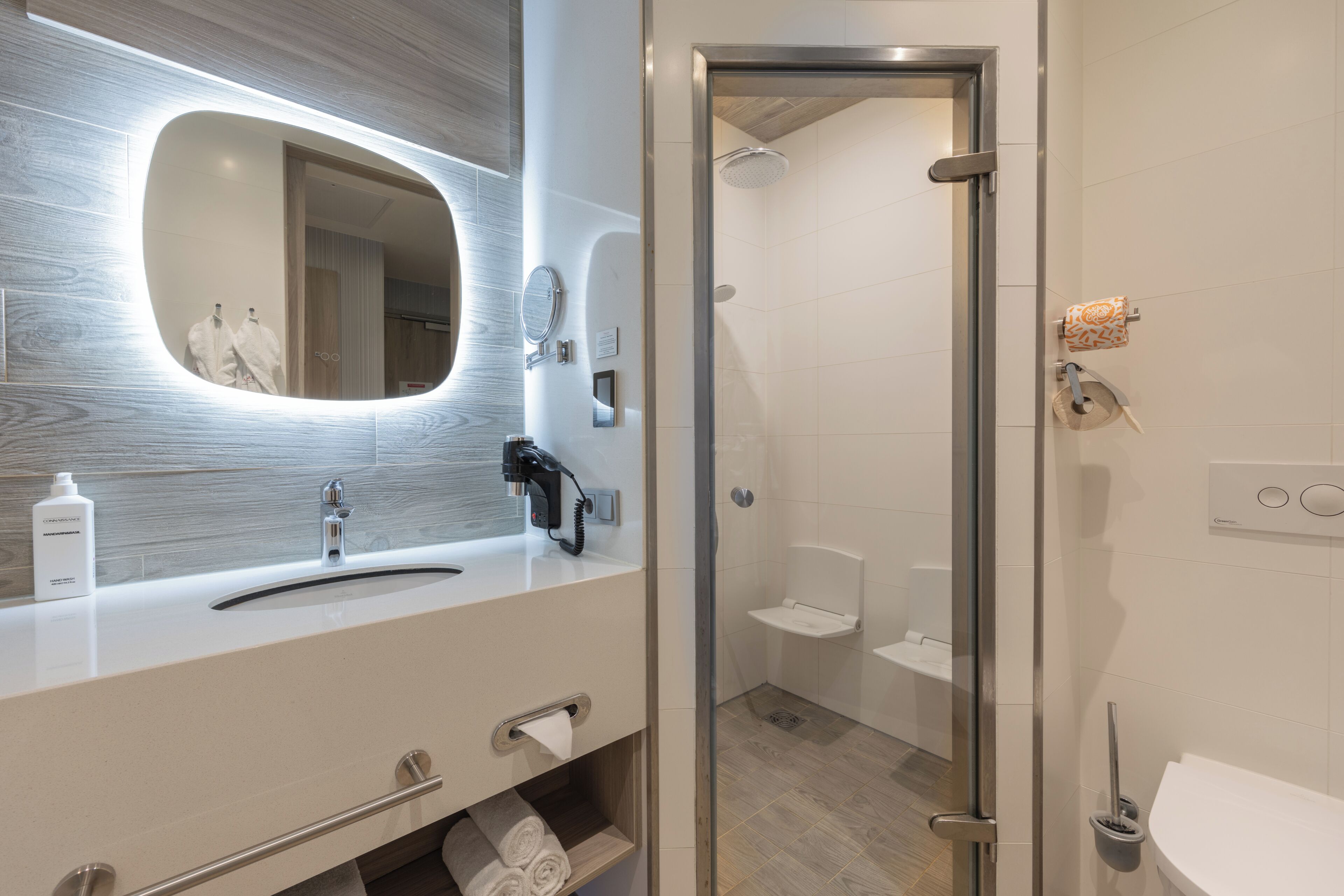 Chambre Deluxe, plusieurs lits, baignoire (Steam Shower) | Salle de bain | Articles de toilette écologiques, sèche-cheveux, serviettes fournies