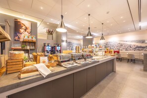 Se ofrece un desayuno bufé (22.50 EUR por persona)