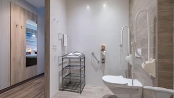 Une salle de bain moderne avec une baignoire, une douche et un porte-serviettes.