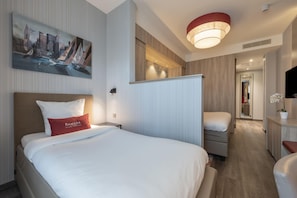 Quarto luxo, várias camas, banheira (Steam Shower) | Cofres nos quartos, escrivaninha, quartos à prova de som