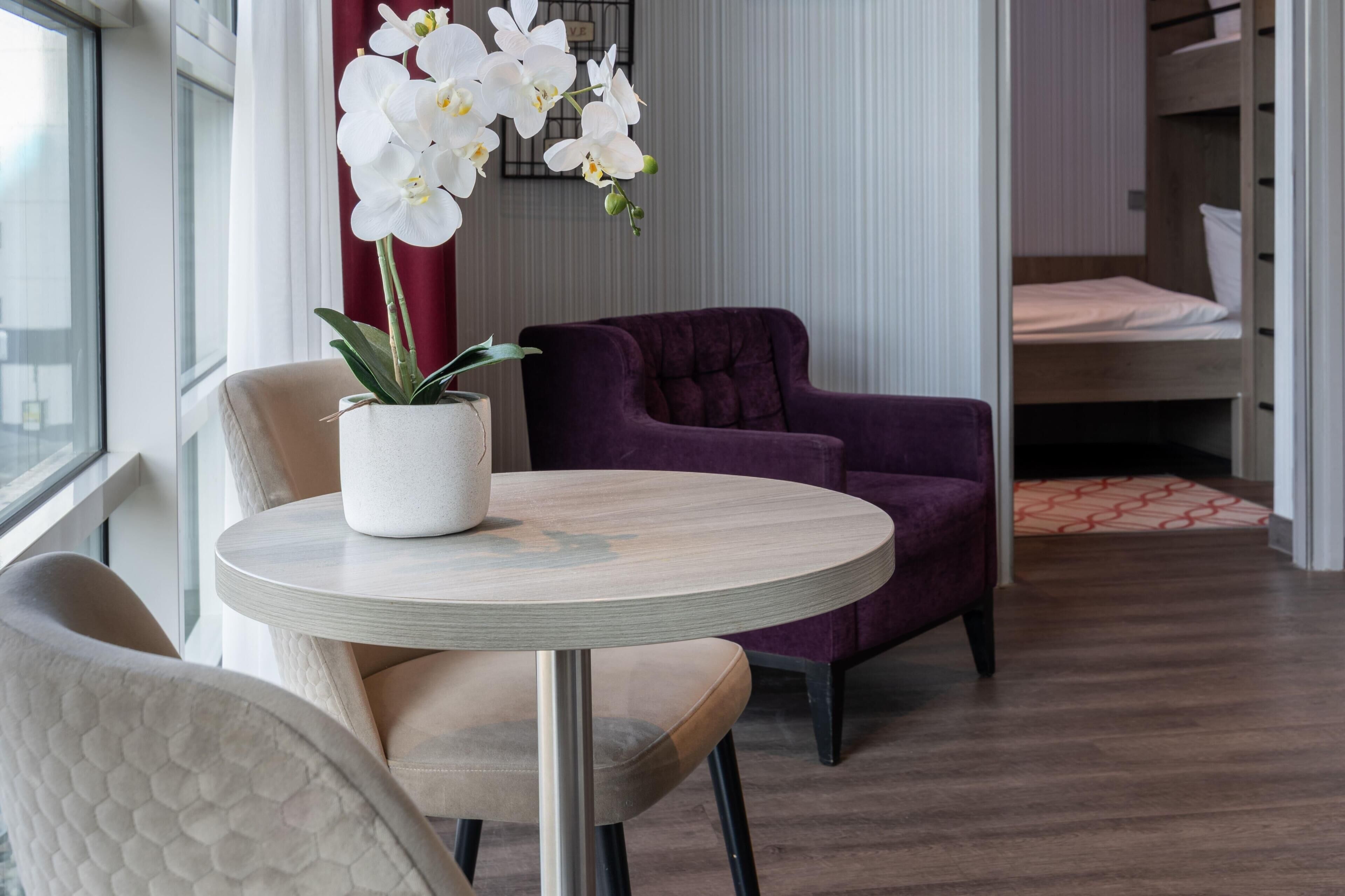 Chambre Familiale, plusieurs lits | Coffres-forts dans les chambres, bureau, chambres insonorisées
