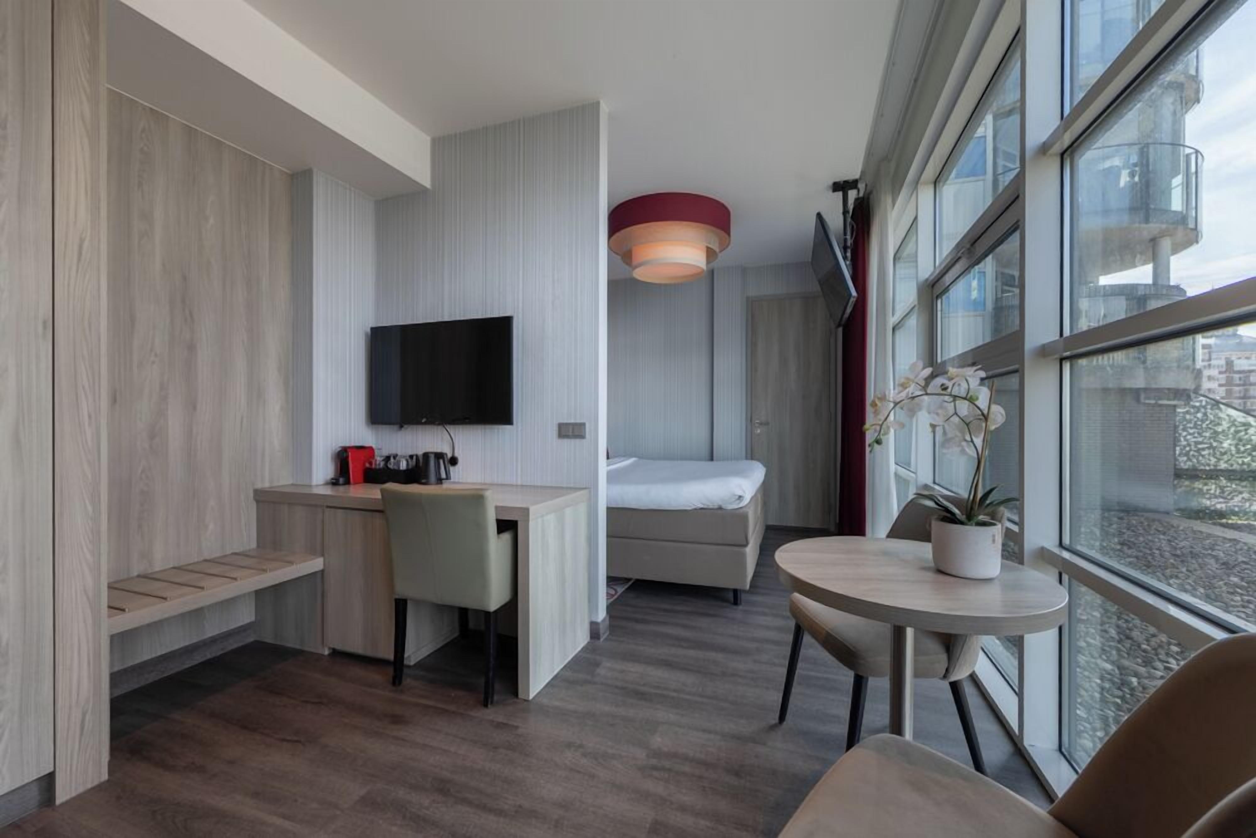 Chambre Familiale, plusieurs lits | Coffres-forts dans les chambres, bureau, chambres insonorisées