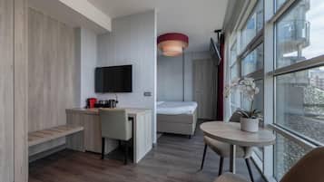 Chambre Familiale, plusieurs lits | Coffres-forts dans les chambres, bureau, chambres insonorisées