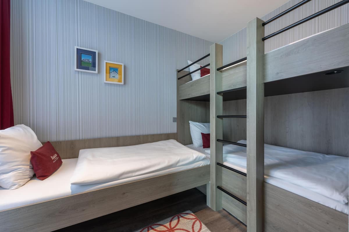 Chambre Familiale, plusieurs lits | Coffres-forts dans les chambres, bureau, chambres insonorisées