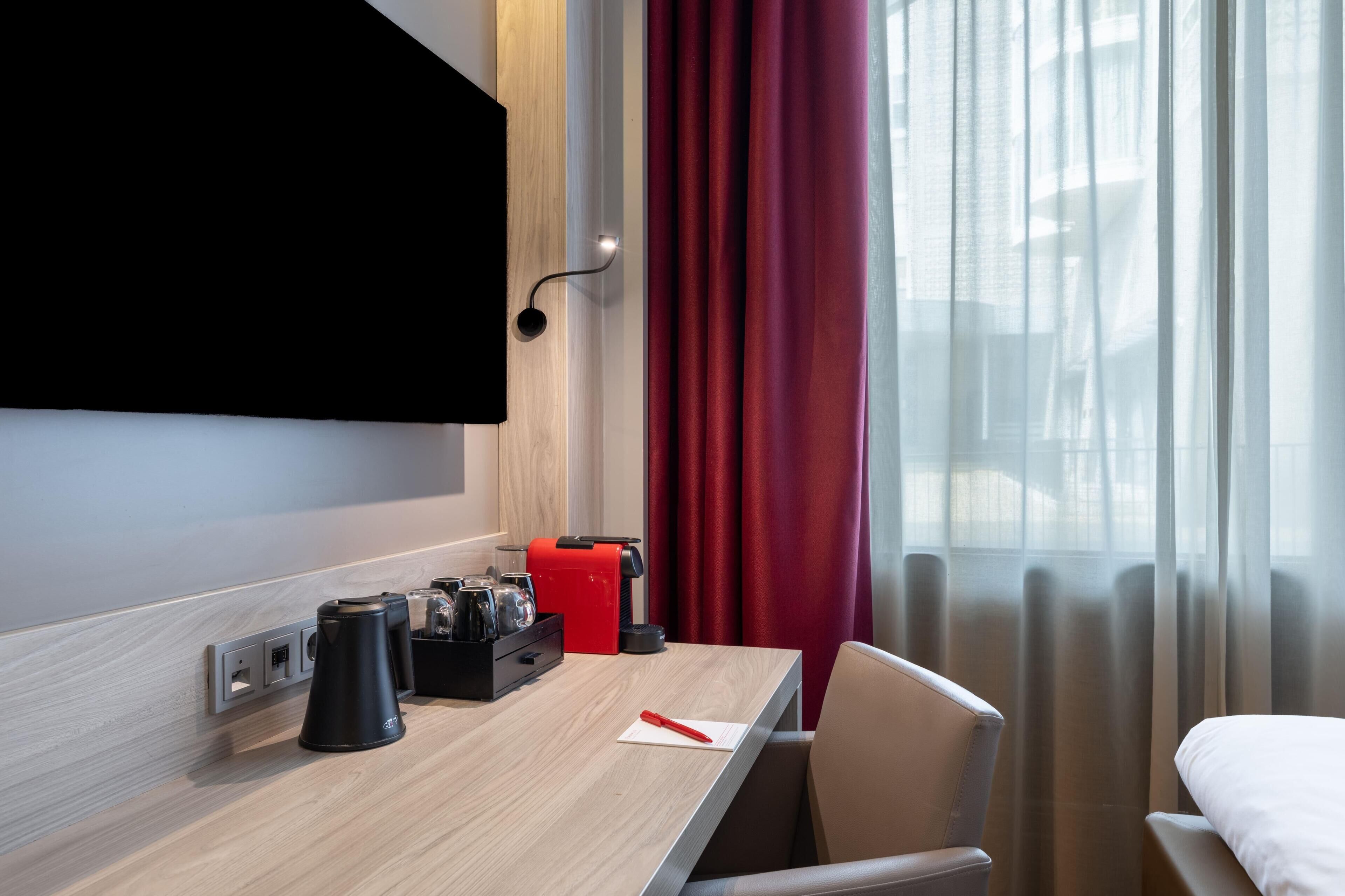 Deluxe kamer, meerdere bedden, bad (Steam Shower) | Een kluis op de kamer, een bureau, geluiddichte muren, gratis wifi