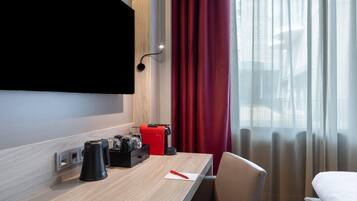 Deluxe kamer, meerdere bedden, bad (Steam Shower) | Een kluis op de kamer, een bureau, geluiddichte muren, gratis wifi