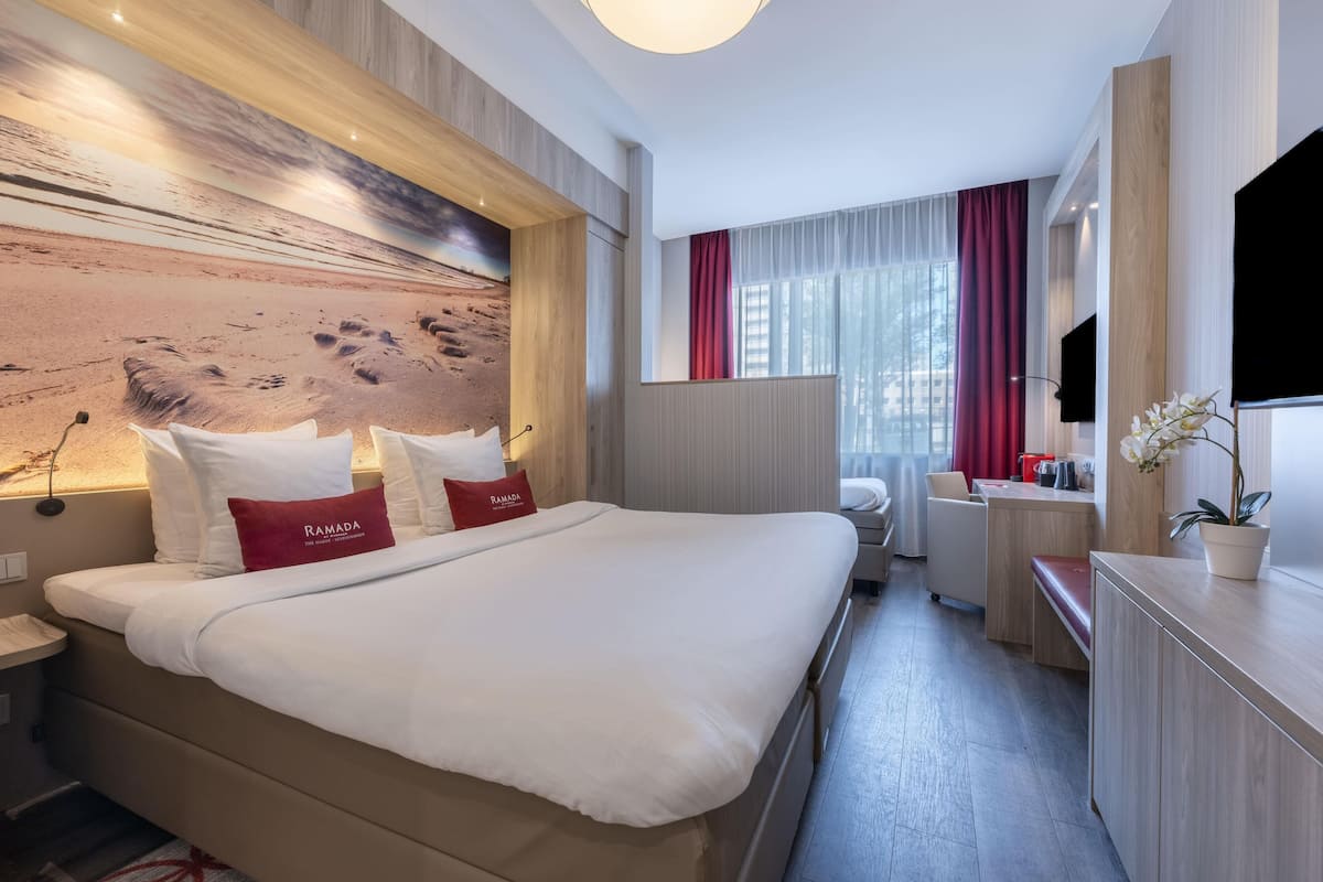 Chambre Deluxe, plusieurs lits | Coffres-forts dans les chambres, bureau, chambres insonorisées